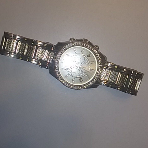 Rose gold watch diamond bezels around face - Picture 1 of 2